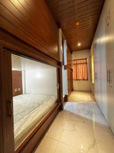 迪拜Yoi Pod Hostel的一间空房间,房间里有一张床
