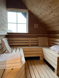 布劳恩拉格StrandBerg's Onkel Tommys Hütte的一间带两张床和窗户的桑拿浴室