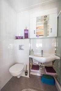 迈索尼Hakuna Matata Holidays 'Agalia' with pool in Greek Olive Grove的白色的浴室设有卫生间和水槽。