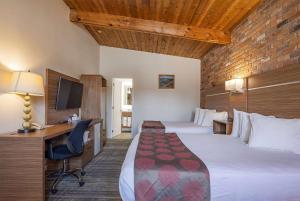 加纳诺克华美达省旅馆的酒店客房配有两张床和一张书桌