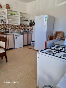 YeşilovaSalda cenneti的厨房配有炉灶和白色冰箱。