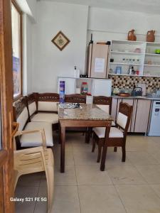 YeşilovaSalda cenneti的配有桌椅和厨房的房间