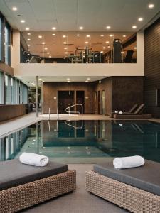 安道尔城安道​​尔公园酒店的大楼内带两张床的游泳池