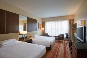 孟买孟买国际机场万豪度假酒店的酒店客房设有两张床和一台平面电视。
