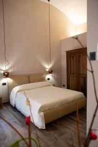 热那亚Le Caravelle Affittacamere的一间卧室配有一张床,铺有木地板