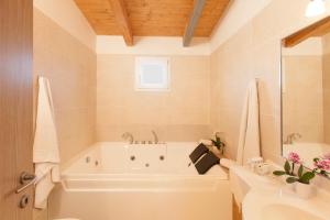 格罗塞托港法托里亚马雷曼纳酒店的带浴缸和盥洗盆的浴室