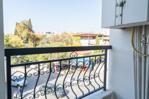 伊兹密尔YAŞAM HOTEL的享有街道景致的阳台