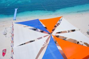 马特鲁港Triumph White Sands Hotel的海滩上方的遮阳伞