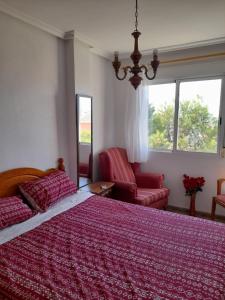 洛帕莞Mar Menor Penthouse Lo Pagan VV-MU44091的一间卧室配有一张大床和两张红色椅子