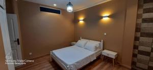 阿尔及尔Alger Draria f2的一间小卧室,配有白色的床和灯