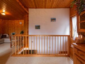 PiattaI Host Apartment - Centrale 18 - Bormio的木房子里的一个房间,有楼梯