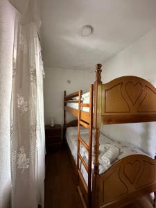 瓦勒博内Hostel Quku i Valbones的一间卧室设有两张双层床和一扇窗户。