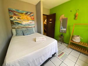 巴纳伊巴Parnaíba Hostel的一间卧室配有一张壁画床