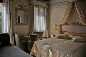 威尼斯帕塔蒂娜住宿加早餐旅馆的一间卧室配有一张床、一张桌子和一面镜子