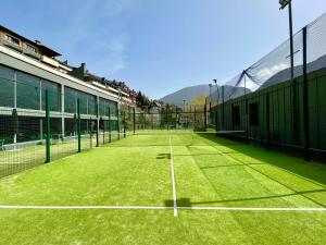 安道尔城安道​​尔公园酒店的草地上设有网的网球场