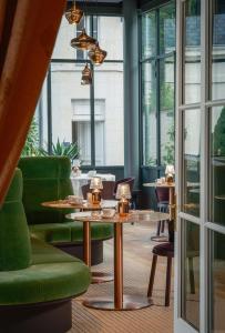 圣帕特里克罗切科特城堡酒店的餐厅设有绿色的椅子和桌子以及窗户。