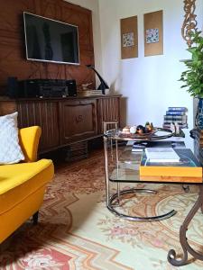 阿雷佐Villa San Filippo的客厅配有沙发和桌子