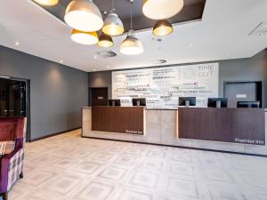 慕尼黑Premier Inn München City Zentrum的墙上有时间标志的等候室