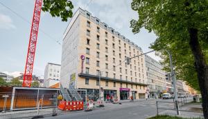 慕尼黑Premier Inn München City Zentrum的城市街道上一座大型建筑,有起重机