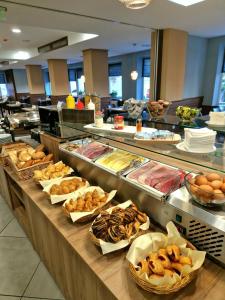 布达佩斯Medos Hotel的包含多种不同食物的自助餐