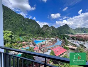 淡文Ojies Home Sunway Onsen Suites 2BR Theme Park View的享有以山脉为背景的度假胜地的景致。