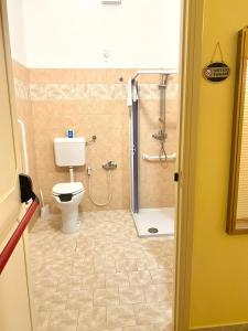 莱切OSTELLO MADRE SANTINA的带淋浴、卫生间和盥洗盆的浴室