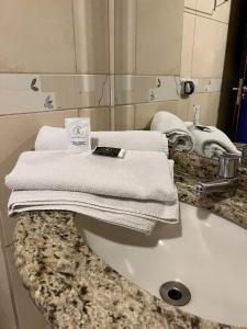 巴西利亚里维埃拉酒店的浴室水槽和毛巾