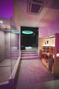 卡索里亚Capri Spa Hotel的浴室拥有紫色照明和步入式淋浴间。