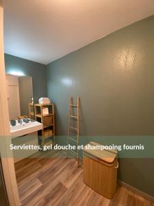马赛Le Mayda - Parking Privé Gratuit的一间带梯子和水槽的墙壁的房间