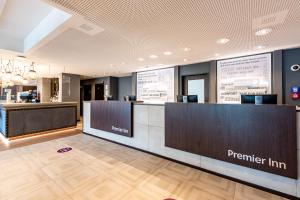 奥伯丁Premier Inn München Airport Ost的皮肤科医生办公室皮肤科医生预约柜台