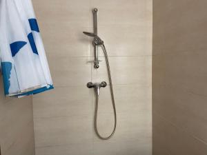 比尔基卡拉Privilege suits Swatar的浴室内配有淋浴和头顶淋浴