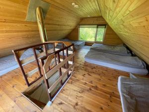 PalukülaPaluküla Saunas and Glamping的小木屋内一间卧室的顶部景色