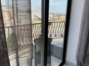 比尔基卡拉Privilege suits Swatar的设有一个窗户的房间的阳台,享有风景。