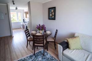 凯尔德拉Cozy apartment in the city center of Kärdla的客厅配有桌子和沙发