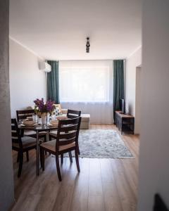凯尔德拉Cozy apartment in the city center of Kärdla的客厅设有餐桌和椅子