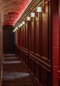 圣帕特里克罗切科特城堡酒店的走廊上设有红色的墙壁和红色的天花板