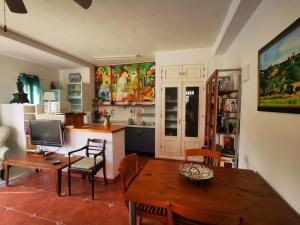 马拉加Casa Luz的厨房以及带桌子和书桌的用餐室。