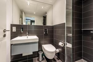 慕尼黑Premier Inn München City Schwabing的一间带卫生间、水槽和镜子的浴室