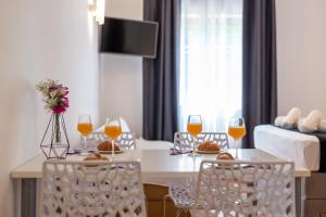 特罗吉尔Apartments Bozan的客厅配有桌子和橙汁杯
