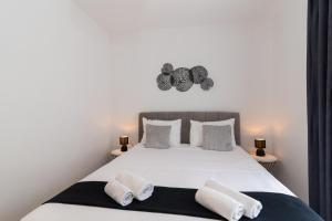 特罗吉尔Apartments Bozan的卧室配有白色的床和2个枕头