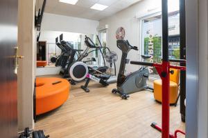 里昂Apparthotel Privilodges Lyon Lumière的一间健身房,里面设有数个健身器材