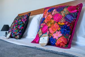 瓜纳华托Casa de Tillie的床上配有两个枕头,床上有四面 ⁇ 