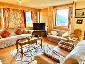 科瓦拉因巴迪亚Luxury Chalet Liosa - Ski in Ski out - Amazing view的带沙发和电视的客厅