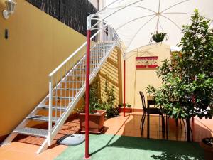 塔韦尔纳斯沙漠花园乡村之家酒店的白色的楼梯,位于一个种植了盆栽植物的房间