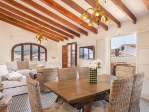波连斯萨Townhouse La Mirada by SunVillas Mallorca的一间带木桌和藤椅的用餐室