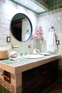 墨西哥城AmazINN Places Casa Coyoacan的一间带水槽和镜子的浴室