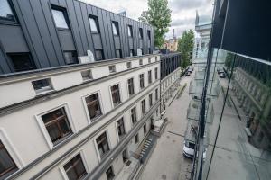 罗兹Apartament Piotrkowska 44 - studio的从玻璃窗可欣赏到建筑的景色