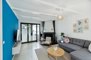 居特斯洛Großzügige & Moderne Wohnung - Wifi - Terrasse的客厅配有沙发和桌子