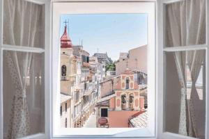 科孚镇Keramidogatos Marie Guest House, Corfu Old Town的享有城市美景的开放式窗户。