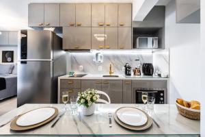 圣保罗Rosemari's Apartments Republica的厨房配有一张桌子和两个盘子